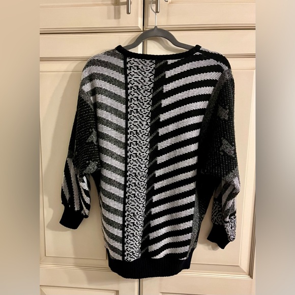 Y2K abstract sweater. Black and white, dolman sleeves. Size L/XL - Picture 3 of 4